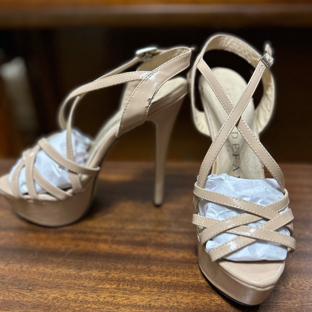 SOLD🤍 Marc Defang Tippy Tops - sz 7.5/8